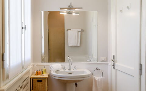 Villa Guidi 10: Lavabo, Salle De Bains, Luminaire Plomberie, Mur, Design Intérieur, Évier, Miroir, Robinet, Sol, Plomberie