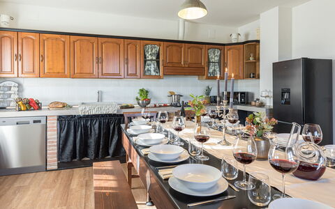 Casale Bella Vita 8+4: Meubles, Cuisine, Appareil De Cuisine, Comptoir, Principaux Appliance, Design Intérieur, Cabinetry, Sol, Bois, Électroménager