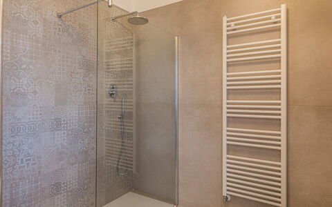Casale Bella Vita 8+4: Mur, Sol, Sol, Salle De Bains, Luminaire Plomberie, Tuile, Plomberie, Conception, Douche, Tete De Douche
