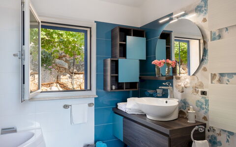 Villa Olimpia 6+2: Bleu, Luminaire Plomberie, Évier, Design Intérieur, Lavabo, Salle De Bains, Robinet, Sol, Plomberie, Sol
