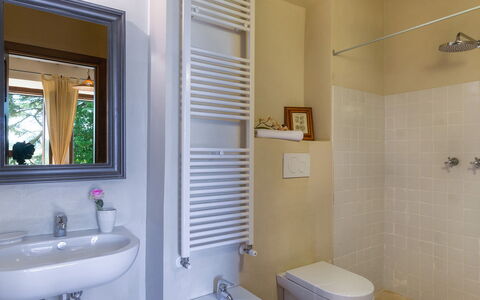 Casale dei Tigli 8: Mur, Sol, Design Intérieur, Sol, Luminaire Plomberie, Salle De Bains, Éclairage, Domicile, Pièce, Plomberie