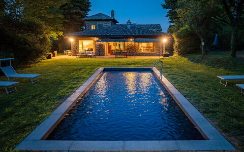 Casale dei Tigli 8: Bleu, Piscine, L'Eau, Caractéristique De L'Eau, Biens, Réflexion, Recours, Jardin, Miroir D'Eau, Arrière-Cour
