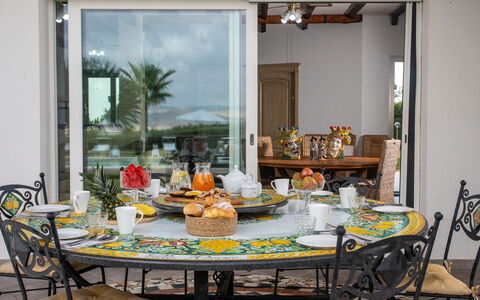 Villa Alessia 6: Meubles, Vaisselle, Table, Chaise, Table Cuisine Et Salle A Manger, Serveware, Salle À Manger, Design Intérieur, Vaisselle, Restaurant