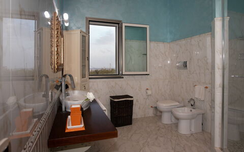 Villa Alessia 6: Luminaire Plomberie, Sol, Design Intérieur, Lavabo, Sol, Évier, Robinet, Plomberie, Éclairage, Salle De Bains