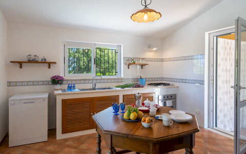 Villa le Sorbe 12: Meubles, Design Intérieur, Sol, Cuisine, Comptoir, Plafond, Sol, Domicile, Pièce, Chaise