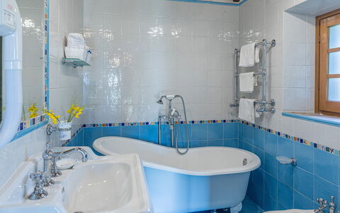 Casal Parro 6: Bleu, Salle De Bains, Luminaire Plomberie, Design Intérieur, Baignoire, Lavabo, Évier, Robinet, Sol, Plomberie
