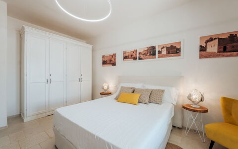 La Torre di Monsignore 12: Lit, Design Intérieur, Meubles, Chambre, Sol, Mur, Sol, Bois, Plafond, Literie