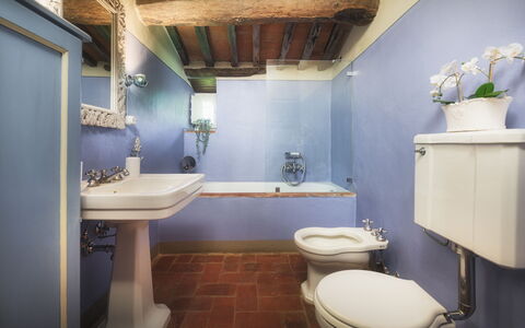 Villa Marraccini 8: Mur, Luminaire Plomberie, Salle De Bains, Lavabo, Évier, Robinet, Sol, Plomberie, Porte, Toilette
