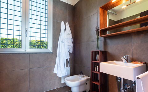 Villa Atmosfere 8: Luminaire Plomberie, Sol, Mur, Salle De Bains, Sol, Design Intérieur, Bois, Évier, Robinet, Lavabo