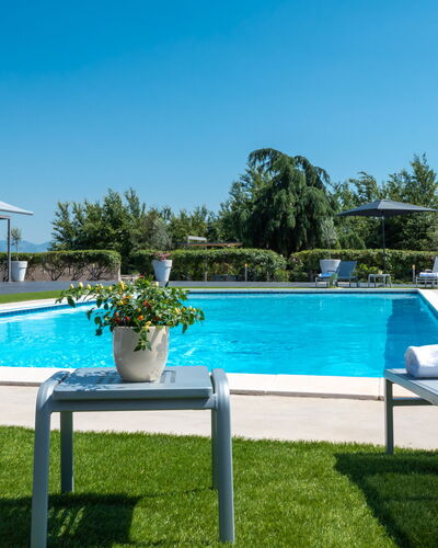 Villa Atmosfere 8: Piscine, Recours, Mobilier De Jardin, Ombre, Jardin, Aménagement Paysager, Pelouse, Chaise, Eco Hôtel, Cour