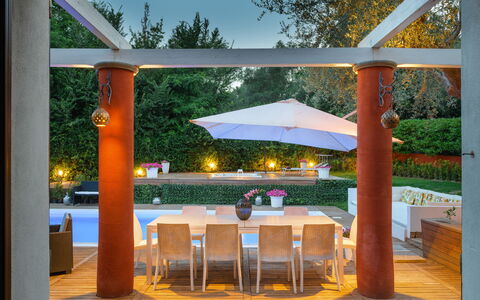 Villa Rossa 12: Meubles, Ombre, Chaise, Mobilier De Jardin, Plafond, Jardin, Recours, Eco Hôtel, Patio, Pot De Fleur