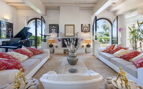 Villa Rossa 12: Meubles, Design Intérieur, Canapé, Sol, Sol, Salon, Domicile, Plafond, Table, Éclairage