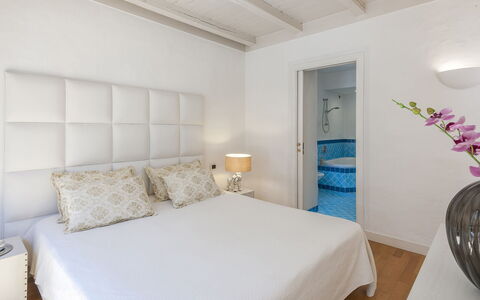 Villa Rossa 12: Lit, Chambre, Meubles, Literie, Drap De Lit, Design Intérieur, Sol, Domicile, Linge, Sol