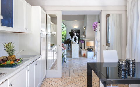 Villa Rossa 12: Design Intérieur, Sol, Meubles, Sol, Plafond, Éclairage, Cuisine, Comptoir, Domicile, Pièce