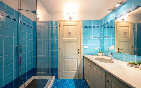 Villa Isa 6: Bleu, Design Intérieur, Sol, Luminaire Plomberie, Sol, Salle De Bains, Robinet, Tuile, Plomberie, Évier
