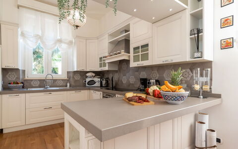 Villa Callari 6+2: Cuisine, Comptoir, Cabinetry, Meubles, Appareil De Cuisine, Design Intérieur, Bois, Sol, Principaux Appliance, Domicile