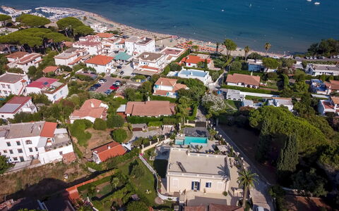 Villa Callari 6+2: Zone Résidentielle, Bâtiment, Maison, Photographie Aérienne, Ville, Vue Du Ciel, Côte, Ville, Domicile, Banlieue