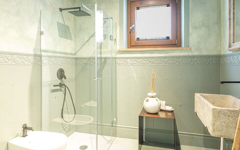 Le Residenze dei Potti 12: Luminaire Plomberie, Sol, Sol, Plomberie, Salle De Bains, Tuile, Robinet, Évier, Luminaire, Douche