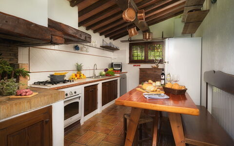 Podere Caprarecce 8: Cuisine, Bois, Design Intérieur, Meubles, Comptoir, Sol, Appareil De Cuisine, Domicile, Plafond, Sol