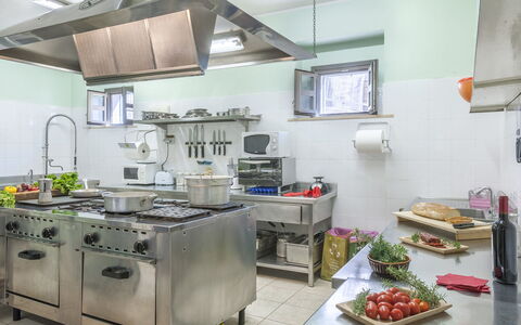 Villa Cappelletti 16+2: Cuisine, Appareil De Cuisine, Comptoir, Principaux Appliance, Aliments, Cuisinière, Meubles, Électroménager, Le Fourneau, Éclairage
