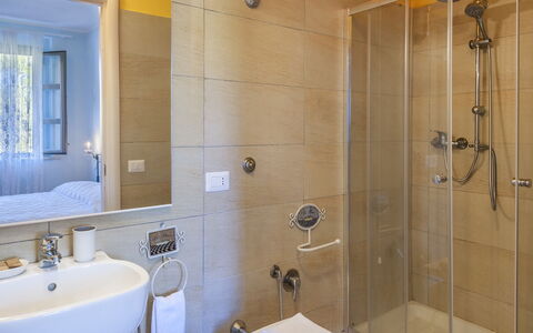 Villa Cappelletti 16+2: Salle De Bains, Design Intérieur, Luminaire Plomberie, Mur, Sol, Sol, Lavabo, Plafond, Robinet, Éclairage