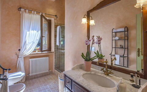 Villa Il Baiocco 8: Design Intérieur, Luminaire Plomberie, Lavabo, Sol, Robinet, Salle De Bains, Éclairage, Sol, Évier, Plomberie