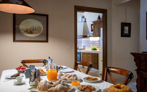 Villa Terra del Sole 8: Meubles, Design Intérieur, Bois, Pièce, Sol, Éclairage, Sol, Table, Plafond, Chaise