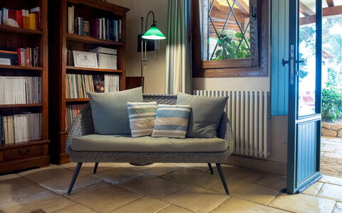 Villa Terra del Sole 8: Meubles, Coussin, Throw Pillow, Canapé, Oreiller, Salon, Confort, Linge, Plante D'Appartement