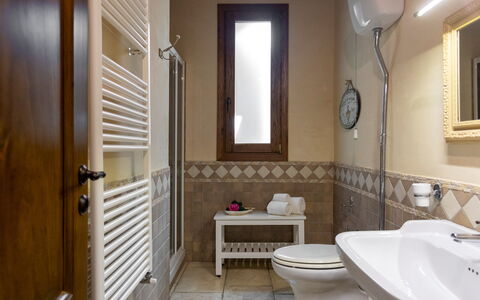 Villa Terra del Sole 8: Sol, Design Intérieur, Sol, Bois, Luminaire Plomberie, Salle De Bains, Lavabo, Meubles, Évier, Éclairage