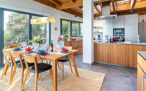 Villa nel Blu 8: Meubles, Bois, Design Intérieur, Table Cuisine Et Salle A Manger, Chaise, Cuisine, Sol, Salle À Manger, Table, Comptoir