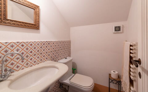 La Casa nei Vigneti 10: Salle De Bains, Mur, Sol, Sol, Luminaire Plomberie, Design Intérieur, Lavabo, Plomberie, Évier, Toilette