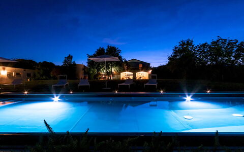 La Casa nei Vigneti 10: Piscine, Bleu, L'Eau, Recours, Nuit, Thermes, Composite, Éclairage Paysager, Caractéristique De L'Eau, Eco Hôtel