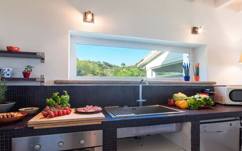 Villa Bubi 8+1: Cuisine, Comptoir, Meubles, Luminaire Plomberie, Pot De Fleur, Plante D'Appartement, Robinet, Appareil De Cuisine, Aliments, Luminaire