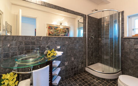 Villa Bubi 8+1: Luminaire Plomberie, Salle De Bains, Design Intérieur, Sol, Sol, Robinet, Évier, Lavabo, Plomberie, Éclairage