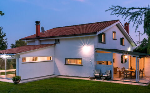 Villa Bubi 8+1: Bâtiment, Domicile, Maison, Toit, Zone Résidentielle, Architecture, Façade, Chalet, Composite, Porte