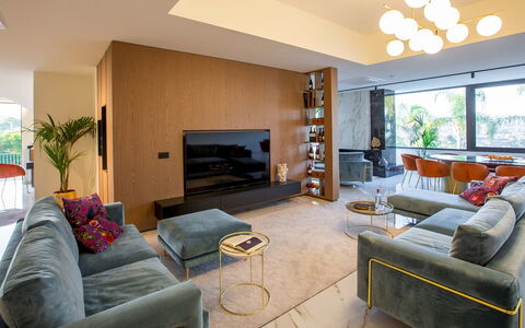 Villa Ingrid 12: Meubles, Design Intérieur, Sol, Canapé, Sol, Mur, Salon, Bois, Plafond, Table