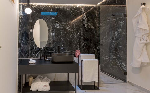 Villa Ingrid 12: Design Intérieur, Mur, Luminaire Plomberie, Sol, Lavabo, Salle De Bains, Sol, Robinet, Évier, Comptoir