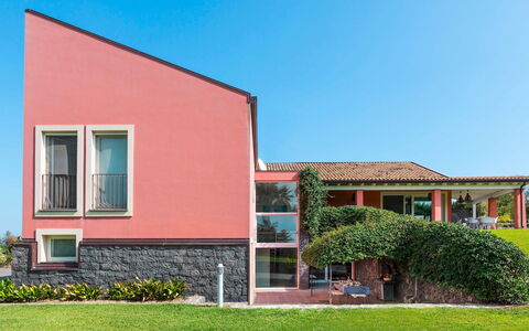 Villa Kimia 8: Façade, Domicile, Zone Résidentielle, Jardin, Biens, Aménagement Paysager, Cour, Ferme, Balcon, Porche