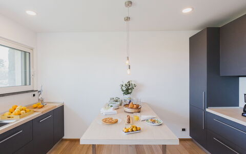 Villa Kimia 8: Cuisine, Comptoir, Design Intérieur, Meubles, Appareil De Cuisine, Bois, Cabinetry, Sol, Luminaire, Plafond