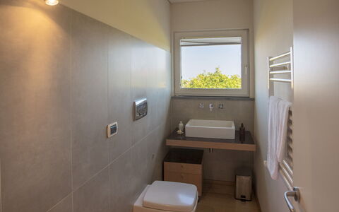 Villa Kimia 8: Sol, Salle De Bains, Mur, Luminaire Plomberie, Design Intérieur, Sol, Lavabo, Évier, Robinet, Plomberie