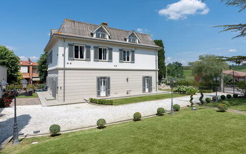Villa Irma 10: Bâtiment, Fenêtre, Domicile, Zone Résidentielle, Maison, Toit, Établissements Humains, Porte, Biens, Chalet
