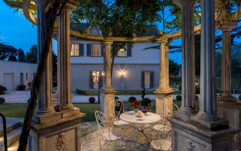 Villa Irma 10: Éclairage, Colonne, Moulage, Biens, Manoir, Jardin, Luminaire, Pot De Fleur, Aménagement Paysager, Plante D'Appartement