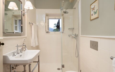 Anticiana 8: Salle De Bains, Luminaire Plomberie, Design Intérieur, Mur, Lavabo, Évier, Sol, Sol, Robinet, Miroir