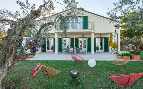 Villa Lucente 6+2: Domicile, Maison, Porte, Pelouse, Jardin, Biens, Cour, Ombre, Aménagement Paysager, Hacienda