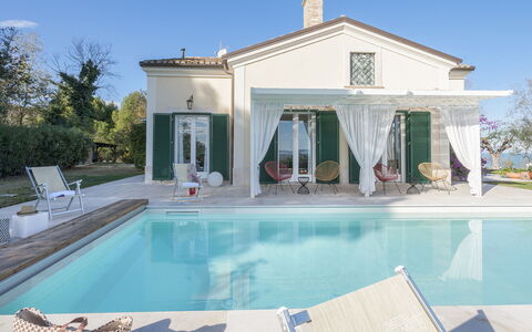 Villa Lucente 6+2: Piscine, Porte, Biens, Chaise, Villa, Aménagement Paysager, Ferme, Recours, Hacienda, Ombre