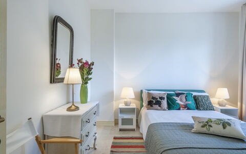 Villa Lucente 6+2: Meubles, Design Intérieur, Lit, Chambre, Mur, Pièce, Sol, Sol, Bois, Linge