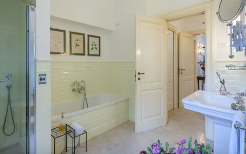 Villa Lucente 6+2: Sol, Design Intérieur, Salle De Bains, Sol, Luminaire Plomberie, Lavabo, Robinet, Plafond, Plomberie, Domicile