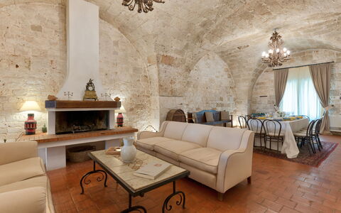 Masseria Tarsia Incuria 8+4: Mur, Meubles, Design Intérieur, Plafond, Sol, Sol, Salon, Pièce, Canapé, Chaise