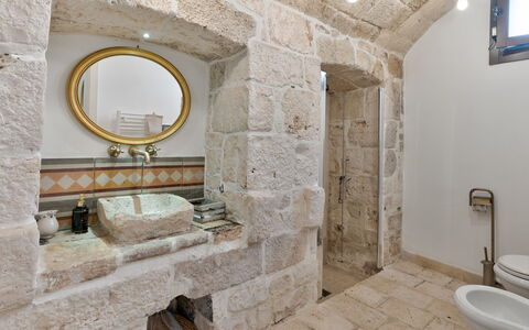 Masseria Tarsia Incuria 8+4: Mur, Luminaire Plomberie, Sol, Design Intérieur, Salle De Bains, Évier, Robinet, Plomberie, Mur De Pierre, Lavabo