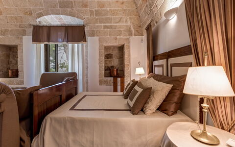 Masseria Tarsia Incuria 8+4: Meubles, Design Intérieur, Chambre, Plafond, Sol, Lit, Sol, Éclairage, Pièce, Luminaire